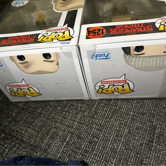 Joyce and Hopper 2 Pack exclusive Funko Pop Lot + Protector - Picture 8 of 10